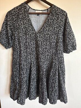 Universal Thread Black & Cream Floral Dress With Pockets Short Sleeves V-Neck Si